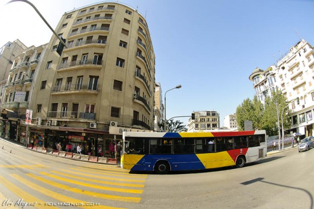 אוטובוס בעיר סלוניקי - צבעוני ויפה