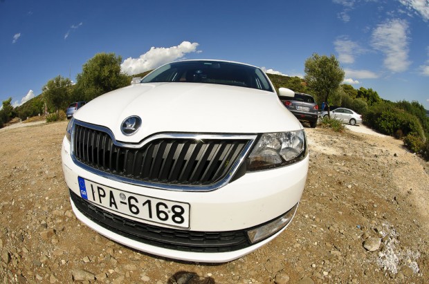 רכב skoda rapid - התמונה צולמה בעדשת פישאיי ככה שהרכב מקבל צורה מצחיקה (רכב חזק ושמתאים לעליות של צפון יוון)