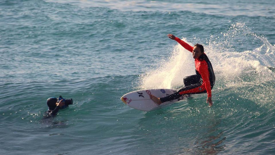 CAMERA HOUSING FOR SURF PHOTOGRAPHY